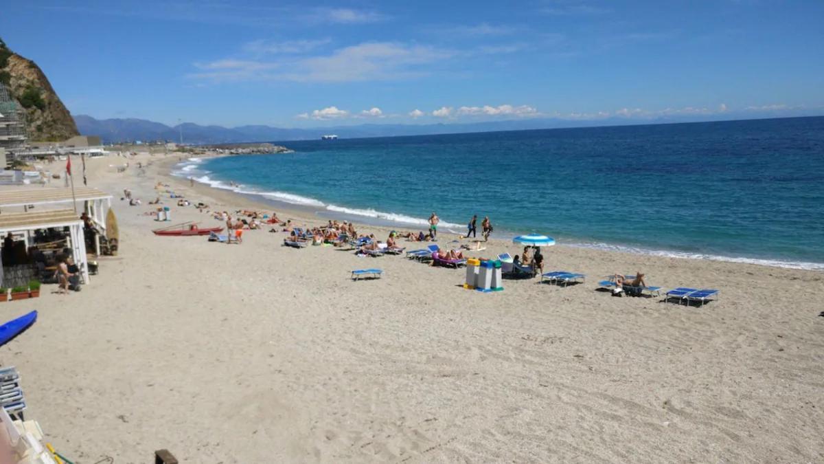 House Of Fly With Sea View, Front The Beach Savona Exterior photo